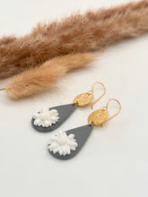 Load image into Gallery viewer, Daisy Floral Earring
